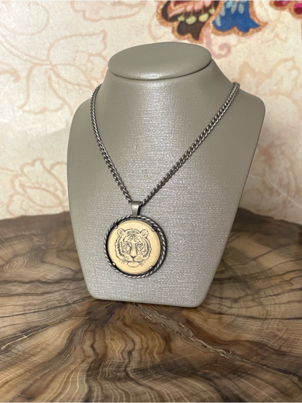 Avon 1979 Bengal Tiger Vintage Necklace